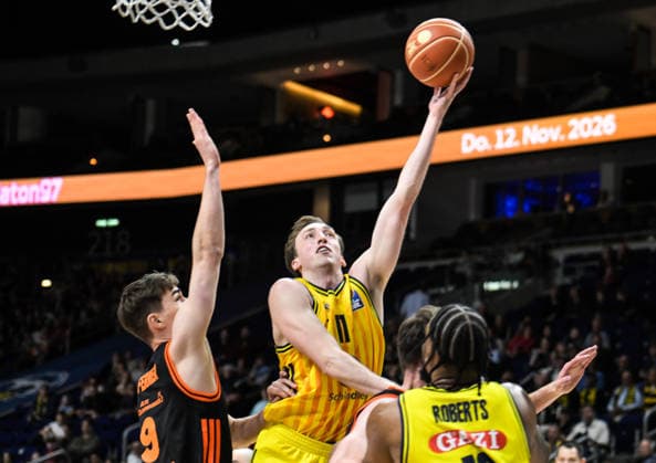 17.05.2026, xlakx, Basketball easyCredit BBL Bundesliga Playoffs, Alba Berlin - SC Rasta Vechta v.l. Joschka Ferner (Rasta Vechta), Moses Wood (Alba Berlin), Jwan Roberts (Alba Berlin) Zweikampf, Duell, Kampf, tackle Berlin *** 17 05 2026, xlakx, Basketball easyCredit BBL Bundesliga Playoffs, Alba Berlin SC Rasta Vechta v l Joschka Ferner Rasta Vechta , Moses Wood Alba Berlin , Jwan Roberts Alba Berlin duel, duel, fight, tackle Berlin