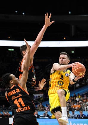 17.05.2026, xlakx, Basketball easyCredit BBL Bundesliga Playoffs, Alba Berlin - SC Rasta Vechta v.l. Alonzo Verge (Rasta Vechta), Martin Hermannsson (Alba Berlin) Zweikampf, Duell, Kampf, tackle Berlin