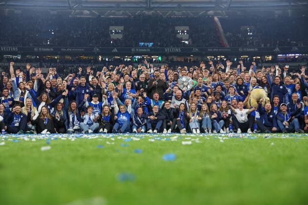 2. Bundesliga - FC Schalke 04 - Eintracht Braunschweig am 17.05.2026 in der Veltins-Arena auf Schalke Die Mannschaft des FC Schalke 04 feiert die Meisterschale zur 2. Bundesliga mit Mitarbeitern des Vereins