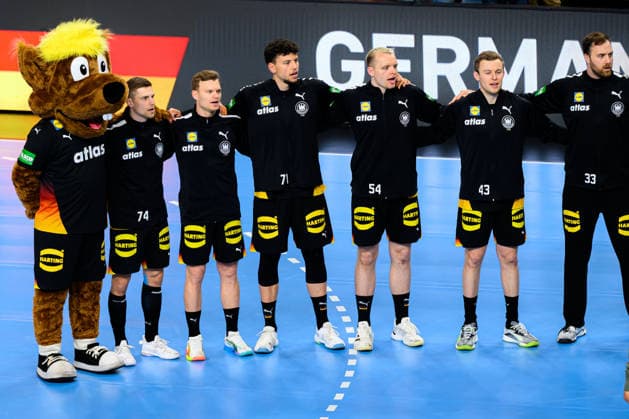 Koeln: Handball Laenderspiel - Deutschland - Daenemark Vincent Buechner Büchner (Deutschland), Timo Kastening (Deutschland), Marko Grgic (Deutschland), Justus Fischer (Deutschland), Moritz Sauter (Deutschland) bei der Nationalhymne Koeln Lanxess Arena Deutschland