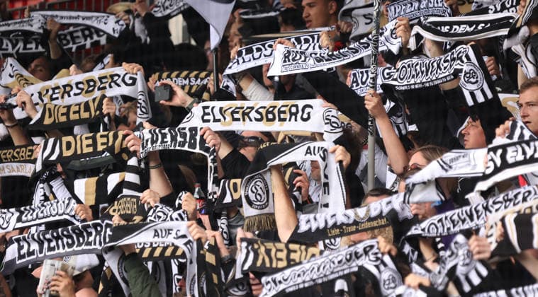 17.05.2026, Fussball, Herren, 2. Bundesliga, Saison 2025 2026, SV 07 Elversberg SC Preußen Münster, Fans der SV 07 Elversberg halten ihre Schals hoch Elversberg Ursapharm-Arena an der Kaiserlinde Saarland Deutschland (DEU) Copyright: xSebastianxBachx