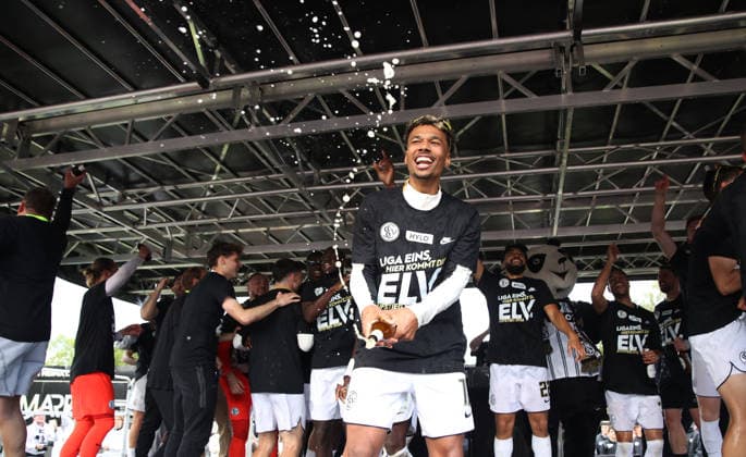 17.05.2026, Fussball, Herren, 2. Bundesliga, Saison 2025 2026, SV 07 Elversberg SC Preußen Münster, Die Mannschaft der SV 07 Elversberg feiert auf eine Bühne den Aufstieg in die 1. Bundesliga, Bambase Conte (SV 07 Elversberg) Elversberg Ursapharm-Arena an der Kaiserlinde Saarland Deutschland (DEU) Copyright: xSebastianxBachx