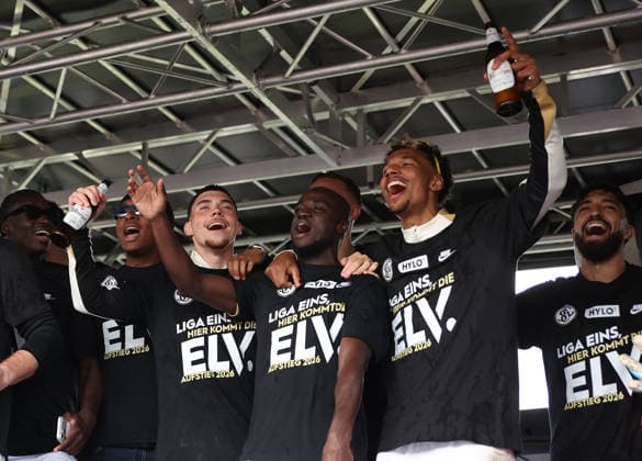 17.05.2026, Fussball, Herren, 2. Bundesliga, Saison 2025 2026, SV 07 Elversberg SC Preußen Münster, Die Mannschaft der SV 07 Elversberg feiert auf eine Bühne den Aufstieg in die 1. Bundesliga, Felix Keidel (SV 07 Elversberg), Amara Conde (SV 07 Elversberg), Bambase Conte (SV 07 Elversberg) Elversberg Ursapharm-Arena an der Kaiserlinde Saarland Deutschland (DEU) Copyright: xSebastianxBachx