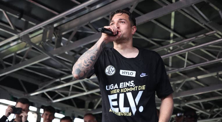 17.05.2026, Fussball, Herren, 2. Bundesliga, Saison 2025 2026, SV 07 Elversberg SC Preußen Münster, Die Mannschaft der SV 07 Elversberg feiert auf eine Bühne den Aufstieg in die 1. Bundesliga, Luca Schnellbacher (SV 07 Elversberg) Elversberg Ursapharm-Arena an der Kaiserlinde Saarland Deutschland (DEU) Copyright: xSebastianxBachx