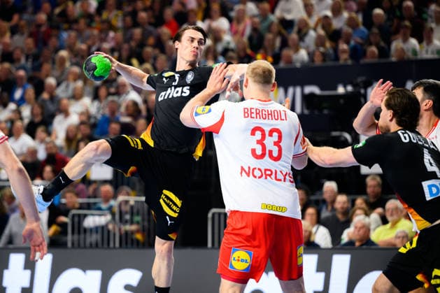 Koeln: Handball Laenderspiel - Deutschland - Daenemark Miro Schluroff (Deutschland), Daenemarks Emil Bergholt Koeln Lanxess Arena Deutschland