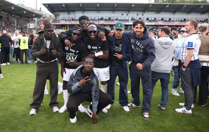17.05.2026, Fussball, Herren, 2. Bundesliga, Saison 2025 2026, SV 07 Elversberg SC Preußen Münster, Raif Adam (SV 07 Elversberg) und David Mokwa (SV 07 Elversberg) posieren mit Freunden nach dem Aufstieg in die 1. Bundesliga Elversberg Ursapharm-Arena an der Kaiserlinde Saarland Deutschland (DEU) Copyright: xSebastianxBachx