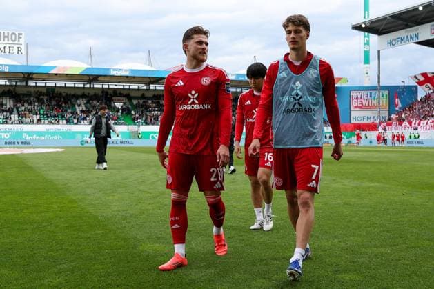 Tim Rossmann 21 (Fortuna Duesseldorf), Santoshi Tanaka 16 (Fortuna Duesseldorf) und Luca Raimund 7 (Fortuna Duesseldorf), SpVgg Greuther Fuerth vs. Fortuna Duesseldorf, Fussball, Maenner, 2. Bundesliga, DFL, Saison 2025 2026, 34. Spieltag, Rueckrunde, 17.05.2026 DFB regulations prohibit any use of photographs as image sequences and or quasi-video Fuerth Bayern Deutschland