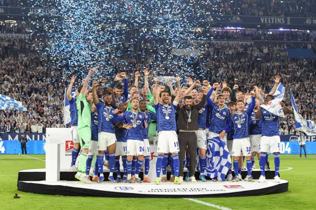 17.05.2026, GER, Fussball, Herren, 2. BL, Saison 2025 2026, FC Schalke 04 - Eintracht Braunschweig Kenan Karaman (S04) hält die Meisterschale der 2. Bundesliga in die Luft Gelsenkirchen VELTINS-Arena Nordrhein-Westfalen Deutschland