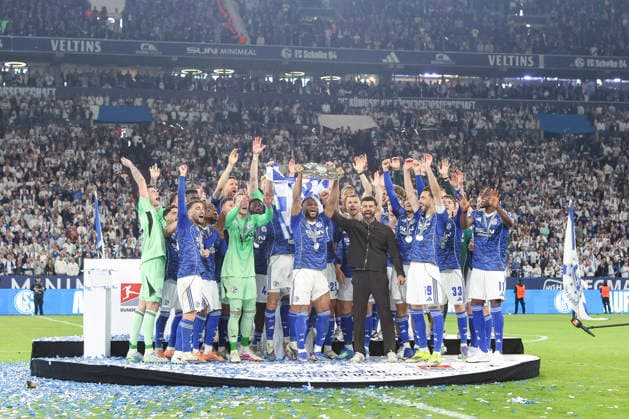 17.05.2026, GER, Fussball, Herren, 2. BL, Saison 2025 2026, FC Schalke 04 - Eintracht Braunschweig Moussa Sylla (S04) hält die Meisterschale der 2. Bundesliga in die Luft Gelsenkirchen VELTINS-Arena Nordrhein-Westfalen Deutschland