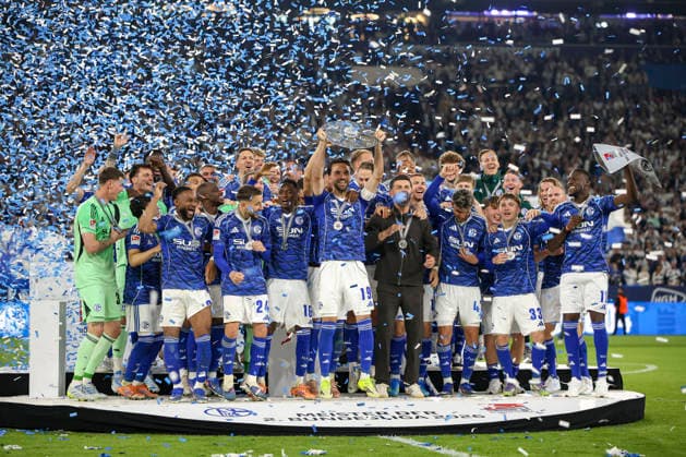 17.05.2026, GER, Fussball, Herren, 2. BL, Saison 2025 2026, FC Schalke 04 - Eintracht Braunschweig Kenan Karaman (S04) hält die Meisterschale der 2. Bundesliga in die Luft Gelsenkirchen VELTINS-Arena Nordrhein-Westfalen Deutschland