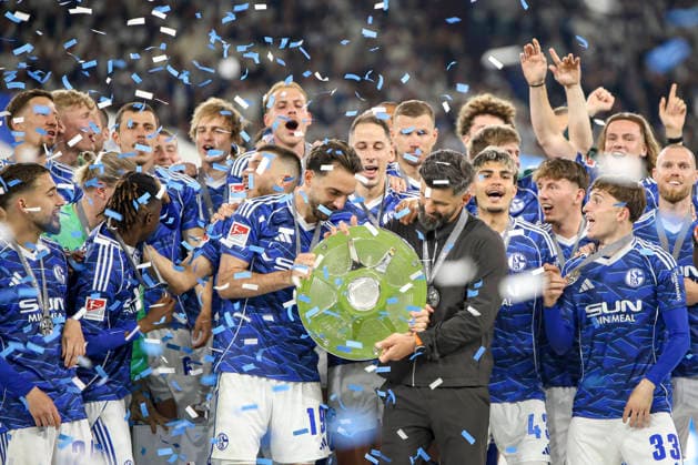 17.05.2026, GER, Fussball, Herren, 2. BL, Saison 2025 2026, FC Schalke 04 - Eintracht Braunschweig Kenan Karaman (S04) und Trainer Miron Muslic (S04) halten die Meisterschale der 2. Bundesliga gemeinsam Gelsenkirchen VELTINS-Arena Nordrhein-Westfalen Deutschland