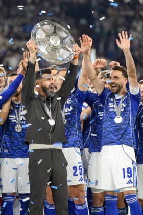 17.05.2026, GER, Fussball, Herren, 2. BL, Saison 2025 2026, FC Schalke 04 - Eintracht Braunschweig Trainer Miron Muslic (S04) hält die Meisterschale der 2. Bundesliga in die Luft Gelsenkirchen VELTINS-Arena Nordrhein-Westfalen Deutschland