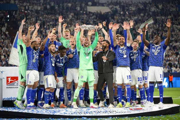 17.05.2026, GER, Fussball, Herren, 2. BL, Saison 2025 2026, FC Schalke 04 - Eintracht Braunschweig Loris Karius (S04) hält die Meisterschale der 2. Bundesliga in die Luft Gelsenkirchen VELTINS-Arena Nordrhein-Westfalen Deutschland
