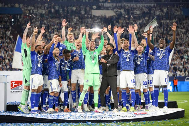17.05.2026, GER, Fussball, Herren, 2. BL, Saison 2025 2026, FC Schalke 04 - Eintracht Braunschweig Loris Karius (S04) hält die Meisterschale der 2. Bundesliga in die Luft Gelsenkirchen VELTINS-Arena Nordrhein-Westfalen Deutschland