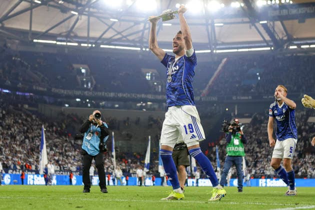 17.05.2026, GER, Fussball, Herren, 2. BL, Saison 2025 2026, FC Schalke 04 - Eintracht Braunschweig Kenan Karaman (S04) mit der Meisterschale in der Hand Gelsenkirchen VELTINS-Arena Nordrhein-Westfalen Deutschland
