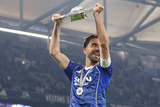 17.05.2026, GER, Fussball, Herren, 2. BL, Saison 2025 2026, FC Schalke 04 - Eintracht Braunschweig Kenan Karaman (S04) mit der Meisterschale in der Hand Gelsenkirchen VELTINS-Arena Nordrhein-Westfalen Deutschland