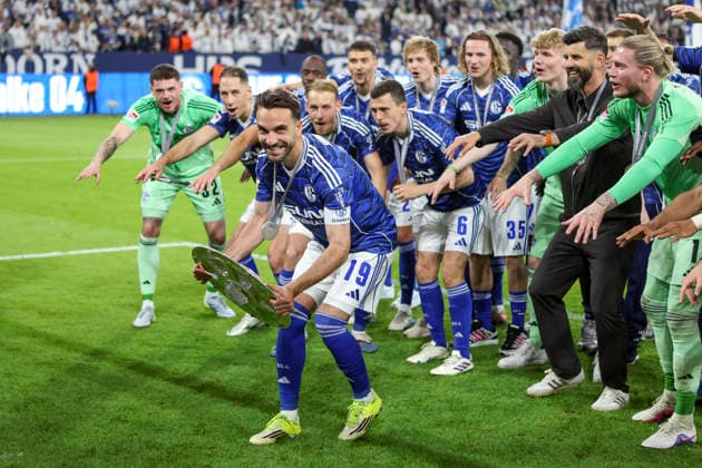 17.05.2026, GER, Fussball, Herren, 2. BL, Saison 2025 2026, FC Schalke 04 - Eintracht Braunschweig Kenan Karaman (S04) mit der Meisterschale in der Hand Gelsenkirchen VELTINS-Arena Nordrhein-Westfalen Deutschland