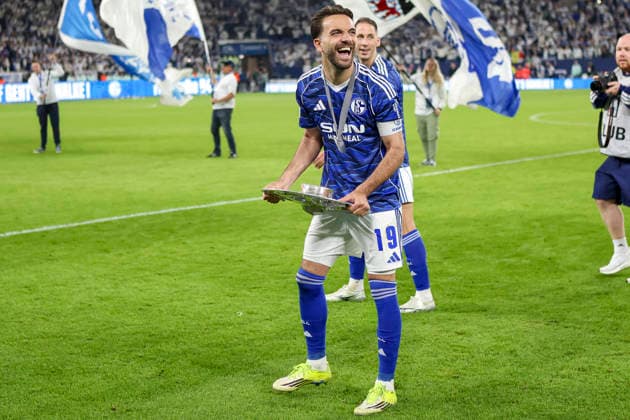 17.05.2026, GER, Fussball, Herren, 2. BL, Saison 2025 2026, FC Schalke 04 - Eintracht Braunschweig Kenan Karaman (S04) lächelt, lacht mit der Meisterschale in der Hand Gelsenkirchen VELTINS-Arena Nordrhein-Westfalen Deutschland