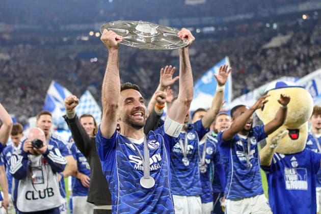 17.05.2026, GER, Fussball, Herren, 2. BL, Saison 2025 2026, FC Schalke 04 - Eintracht Braunschweig Kenan Karaman (S04) hält die Meisterschale der 2. Bundesliga über den Kopf Gelsenkirchen VELTINS-Arena Nordrhein-Westfalen Deutschland *** 17 05 2026, GER, Football, Men, 2 BL, Season 2025 2026, FC Schalke 04 Eintracht Braunschweig Kenan Karaman S04 holds the 2 Bundesliga championship trophy over his head Gelsenkirchen VELTINS Arena Nordrhein Westfalen Germany Copyright: xAdrianxSchlüterx