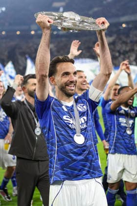 17.05.2026, GER, Fussball, Herren, 2. BL, Saison 2025 2026, FC Schalke 04 - Eintracht Braunschweig Kenan Karaman (S04) hält die Meisterschale der 2. Bundesliga hoch Gelsenkirchen VELTINS-Arena Nordrhein-Westfalen Deutschland