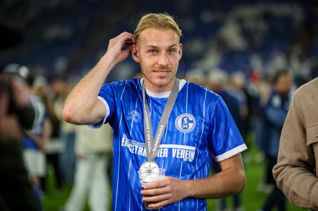 17.05.2026, GER, Fussball, Herren, 2. BL, Saison 2025 2026, FC Schalke 04 - Eintracht Braunschweig Timo Becker (S04) hält ein Bier und hat die Medaille der Meisterschaft in der 2. Bundesliga um den Hals und trägt das Trikot EINGETRAGENER VEREIN Gelsenkirchen VELTINS-Arena Nordrhein-Westfalen Deutschland