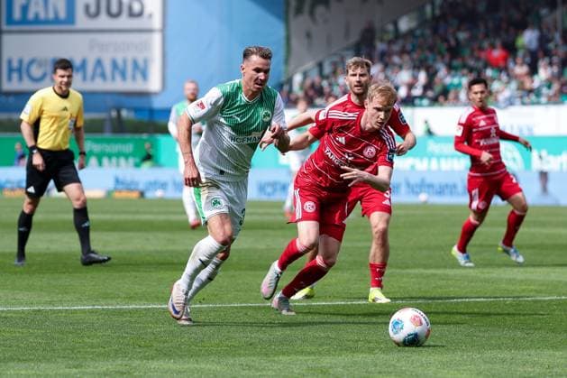 Felix Klaus 30 (Spvgg Greuther Fuerth), links, umkurvt Tim Breithaupt 6 (Fortuna Duesseldorf) auf dem Weg zum 2:0, SpVgg Greuther Fuerth vs. Fortuna Duesseldorf, Fussball, Maenner, 2. Bundesliga, DFL, Saison 2025 2026, 34. Spieltag, Rueckrunde, 17.05.2026 DFB regulations prohibit any use of photographs as image sequences and or quasi-video Fuerth Bayern Deutschland
