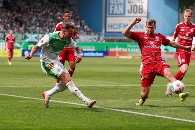 Felix Klaus 30 (Spvgg Greuther Fuerth) bereitet das 3:0 vor, Christopher Lenz 3 (Fortuna Duesseldorf) kann den Pass nicht stoppen, SpVgg Greuther Fuerth vs. Fortuna Duesseldorf, Fussball, Maenner, 2. Bundesliga, DFL, Saison 2025 2026, 34. Spieltag, Rueckrunde, 17.05.2026 DFB regulations prohibit any use of photographs as image sequences and or quasi-video Fuerth Bayern Deutschland