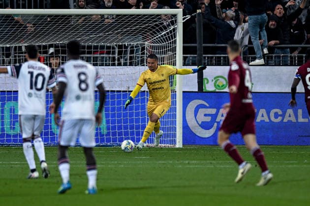 Cagliari s Elia Caprile in action during the Serie A soccer match between Cagliari Calcio and Torino at the Unipol Domus in Cagliari, Sardinia - Sunday 17th May. - Soccer  Copyright: x Â®xGianlucaxZuddas LaPressex