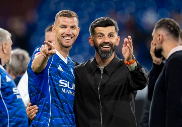 Edin Dzeko (FC Schalke 04, 10) und Miron Muslic (FC Schalke 04, Trainer, Coach) FC Schalke 04 - Eintracht Braunschweig, 2. Bundesliga, 34. Spieltag, Veltins-Arena Gelsenkirchen, Saison 2025 2026, 17.05.2026 DFB regulations prohibit any use of photographs as image sequences and or quasi-video.