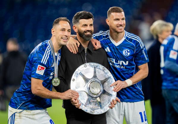 Nikola Katic (FC Schalke 04, 25), Miron Muslic (FC Schalke 04, Trainer, Coach) und Edin Dzeko (FC Schalke 04, 10) FC Schalke 04 - Eintracht Braunschweig, 2. Bundesliga, 34. Spieltag, Veltins-Arena Gelsenkirchen, Saison 2025 2026, 17.05.2026 DFB regulations prohibit any use of photographs as image sequences and or quasi-video. *** Nikola Katic FC Schalke 04, 25 , Miron Muslic FC Schalke 04, Trainer, Coach and Edin Dzeko FC Schalke 04, 10 FC Schalke 04 Eintracht Braunschweig, 2 Bundesliga, 34 Matchday, Veltins Arena Gelsenkirchen, Season 2025 2026, 17 05 2026 DFB regulations prohibit any use of photographs as image sequences and or quasi video Copyright: HMBxMedia xMarcoxBader