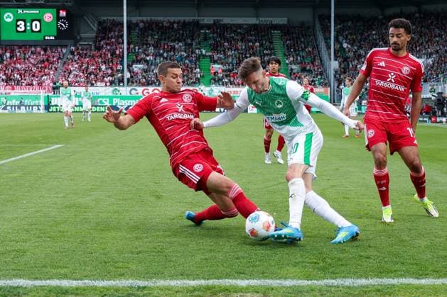Aktion von Tim Oberdorf 15 (Fortuna Duesseldorf), Branimir Hrgota 10 (Spvgg Greuther Fuerth) und Emmanuel Iyoha 19 (Fortuna Duesseldorf), SpVgg Greuther Fuerth vs. Fortuna Duesseldorf, Fussball, Maenner, 2. Bundesliga, DFL, Saison 2025 2026, 34. Spieltag, Rueckrunde, 17.05.2026 DFB regulations prohibit any use of photographs as image sequences and or quasi-video Fuerth Bayern Deutschland