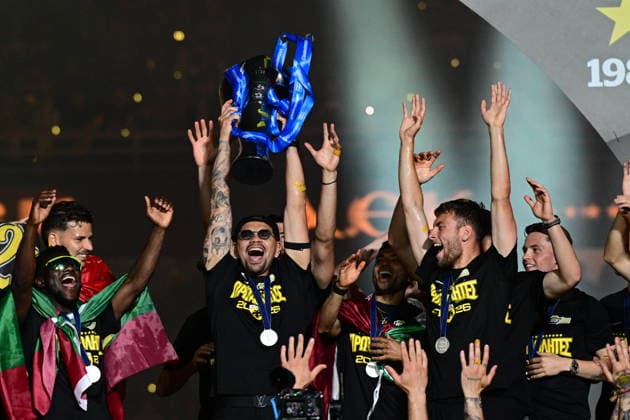 SuperLeague Trophy Ceremony - Players of AEK celebrate with the SuperLeague trophy during the trophy ceremony of the greek championship held at AEK Arena in Athens, Greece, 17 May 2026. IMAGO ONE INCH PRODUCTIONS ATHENS Greece Copyright: xOnexInchxProductionsx 6975166