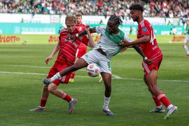 Aktion zwischen Tim Breithaupt 6 (Fortuna Duesseldorf), Noel Futkeu 9 (Spvgg Greuther Fuerth) und Elias Egouli 44 (Fortuna Duesseldorf), SpVgg Greuther Fuerth vs. Fortuna Duesseldorf, Fussball, Maenner, 2. Bundesliga, DFL, Saison 2025 2026, 34. Spieltag, Rueckrunde, 17.05.2026 DFB regulations prohibit any use of photographs as image sequences and or quasi-video Fuerth Bayern Deutschland
