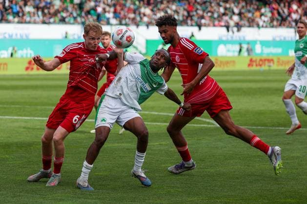 Aktion zwischen Tim Breithaupt 6 (Fortuna Duesseldorf), Noel Futkeu 9 (Spvgg Greuther Fuerth) und Elias Egouli 44 (Fortuna Duesseldorf), SpVgg Greuther Fuerth vs. Fortuna Duesseldorf, Fussball, Maenner, 2. Bundesliga, DFL, Saison 2025 2026, 34. Spieltag, Rueckrunde, 17.05.2026 DFB regulations prohibit any use of photographs as image sequences and or quasi-video Fuerth Bayern Deutschland