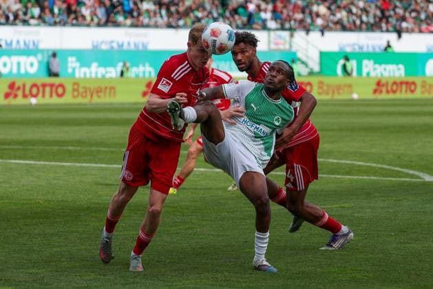 Aktion zwischen Tim Breithaupt 6 (Fortuna Duesseldorf), Noel Futkeu 9 (Spvgg Greuther Fuerth) und Elias Egouli 44 (Fortuna Duesseldorf), SpVgg Greuther Fuerth vs. Fortuna Duesseldorf, Fussball, Maenner, 2. Bundesliga, DFL, Saison 2025 2026, 34. Spieltag, Rueckrunde, 17.05.2026 DFB regulations prohibit any use of photographs as image sequences and or quasi-video Fuerth Bayern Deutschland