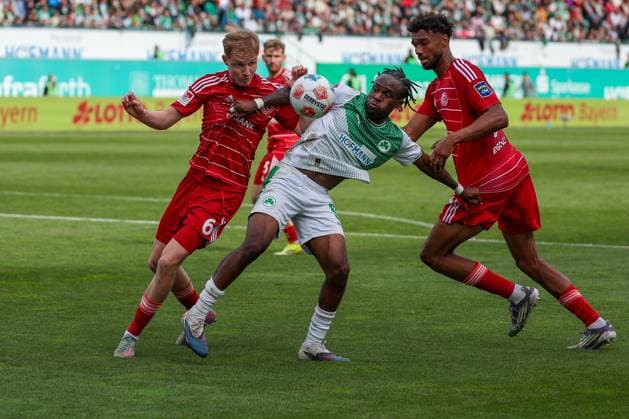 Aktion zwischen Tim Breithaupt 6 (Fortuna Duesseldorf), Noel Futkeu 9 (Spvgg Greuther Fuerth) und Elias Egouli 44 (Fortuna Duesseldorf), SpVgg Greuther Fuerth vs. Fortuna Duesseldorf, Fussball, Maenner, 2. Bundesliga, DFL, Saison 2025 2026, 34. Spieltag, Rueckrunde, 17.05.2026 DFB regulations prohibit any use of photographs as image sequences and or quasi-video Fuerth Bayern Deutschland