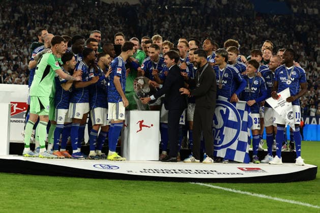 Gelsenkirchen, Germany, 17.05.26, Die Schalker Mannschaft bekommt die Meisterschale ueberreicht während des Spiels der 2. Bundesliga zwischen FC Schalke 04 - Eintracht Braunschweig in der Veltins Arena in Gelsenkirchen. (Photo by Joachim Bywaletz) DFB DFL REGULATIONS PROHIBIT ANY USE OF PHOTOGRAPHS AS IMAGE SEQUENCES AND OR QUASI-VIDEO.