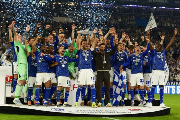 Gelsenkirchen, Germany, 17.05.26, Kenan Karaman (FC Schalke 04) jubelt mit der Meisterschale und seiner Mannschaft während des Spiels der 2. Bundesliga zwischen FC Schalke 04 - Eintracht Braunschweig in der Veltins Arena in Gelsenkirchen. (Photo by Joachim Bywaletz) DFB DFL REGULATIONS PROHIBIT ANY USE OF PHOTOGRAPHS AS IMAGE SEQUENCES AND OR QUASI-VIDEO.