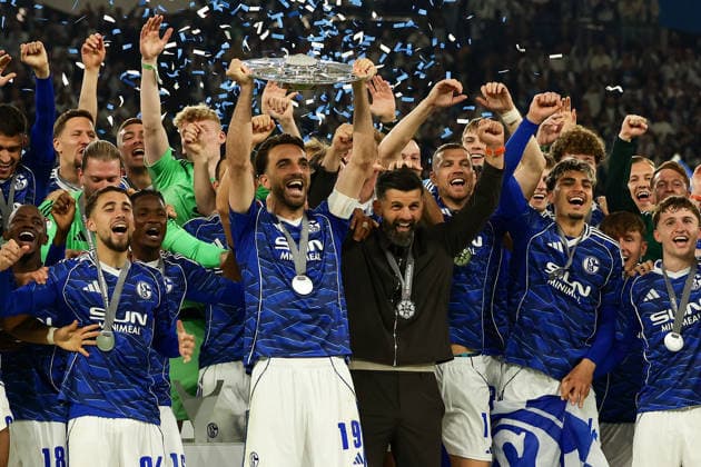 Gelsenkirchen, Germany, 17.05.26, Kenan Karaman (FC Schalke 04) jubelt mit der Meisterschale und seiner Mannschaft während des Spiels der 2. Bundesliga zwischen FC Schalke 04 - Eintracht Braunschweig in der Veltins Arena in Gelsenkirchen. (Photo by Joachim Bywaletz) DFB DFL REGULATIONS PROHIBIT ANY USE OF PHOTOGRAPHS AS IMAGE SEQUENCES AND OR QUASI-VIDEO.