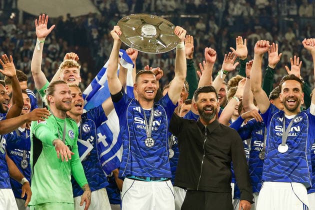 Gelsenkirchen, Germany, 17.05.26, Edin Dzeko (FC Schalke 04) jubelt mit der Meisterschale und seiner Mannschaft während des Spiels der 2. Bundesliga zwischen FC Schalke 04 - Eintracht Braunschweig in der Veltins Arena in Gelsenkirchen. (Photo by Joachim Bywaletz) DFB DFL REGULATIONS PROHIBIT ANY USE OF PHOTOGRAPHS AS IMAGE SEQUENCES AND OR QUASI-VIDEO.