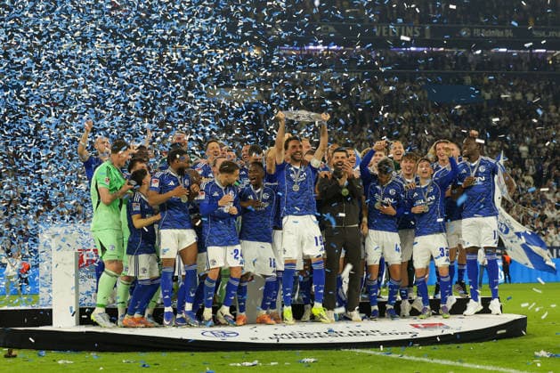 Gelsenkirchen, Germany, 17.05.26, Kenan Karaman (FC Schalke 04) jubelt mit der Meisterschale und seiner Mannschaft während des Spiels der 2. Bundesliga zwischen FC Schalke 04 - Eintracht Braunschweig in der Veltins Arena in Gelsenkirchen. (Photo by Joachim Bywaletz) DFB DFL REGULATIONS PROHIBIT ANY USE OF PHOTOGRAPHS AS IMAGE SEQUENCES AND OR QUASI-VIDEO.