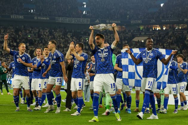 Gelsenkirchen, Germany, 17.05.26, Kenan Karaman (FC Schalke 04) jubelt mit der Meisterschale und seiner Mannschaft während des Spiels der 2. Bundesliga zwischen FC Schalke 04 - Eintracht Braunschweig in der Veltins Arena in Gelsenkirchen. (Photo by Joachim Bywaletz) DFB DFL REGULATIONS PROHIBIT ANY USE OF PHOTOGRAPHS AS IMAGE SEQUENCES AND OR QUASI-VIDEO.