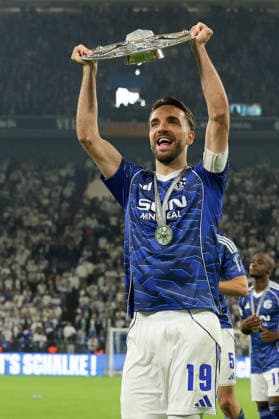 Gelsenkirchen, Germany, 17.05.26, Kenan Karaman (FC Schalke 04) jubelt mit der Meisterschale während des Spiels der 2. Bundesliga zwischen FC Schalke 04 - Eintracht Braunschweig in der Veltins Arena in Gelsenkirchen. (Photo by Joachim Bywaletz) DFB DFL REGULATIONS PROHIBIT ANY USE OF PHOTOGRAPHS AS IMAGE SEQUENCES AND OR QUASI-VIDEO.