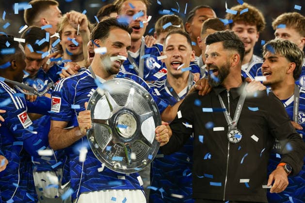 Gelsenkirchen, Germany, 17.05.26, Kenan Karaman (FC Schalke 04) und Miron Muslic Cheftrainer (FC Schalke 04) jubeln mit der Schale während des Spiels der 2. Bundesliga zwischen FC Schalke 04 - Eintracht Braunschweig in der Veltins Arena in Gelsenkirchen. (Photo by Joachim Bywaletz) DFB DFL REGULATIONS PROHIBIT ANY USE OF PHOTOGRAPHS AS IMAGE SEQUENCES AND OR QUASI-VIDEO.