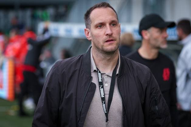 Sportdirektor Stephan Fuerstner (Spvgg Greuther Fuerth), dahinter Cheftrainer Alexander Ende (Fortuna Duesseldorf) SpVgg Greuther Fuerth vs. Fortuna Duesseldorf, Fussball, Maenner, 2. Bundesliga, DFL, Saison 2025 2026, 34. Spieltag, Rueckrunde, 17.05.2026 DFB regulations prohibit any use of photographs as image sequences and or quasi-video Fuerth Bayern Deutschland