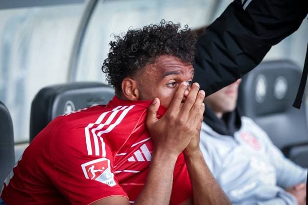 Elias Egouli 44 (Fortuna Duesseldorf) wird getroestet, sitzt sichtlich enttaeuscht und niedergeschlagen auf der Bank nach der Niederlage, die den Abstieg besiegelt, SpVgg Greuther Fuerth vs. Fortuna Duesseldorf, Fussball, Maenner, 2. Bundesliga, DFL, Saison 2025 2026, 34. Spieltag, Rueckrunde, 17.05.2026 DFB regulations prohibit any use of photographs as image sequences and or quasi-video Fuerth Bayern Deutschland