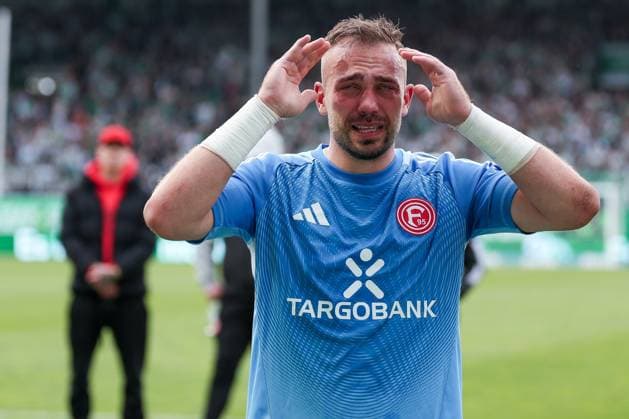 Florian Kastenmeier 33 (Fortuna Duesseldorf) weinend bei den Fans, nach dem Abstieg, Niedergeschlagenheit, Enttaeuschung, SpVgg Greuther Fuerth vs. Fortuna Duesseldorf, Fussball, Maenner, 2. Bundesliga, DFL, Saison 2025 2026, 34. Spieltag, Rueckrunde, 17.05.2026 DFB regulations prohibit any use of photographs as image sequences and or quasi-video Fuerth Bayern Deutschland *** Florian Kastenmeier 33 Fortuna Duesseldorf crying with the fans, after relegation, dejection, disappointment, SpVgg Greuther Fuerth vs Fortuna Duesseldorf, Football, Men, 2 Bundesliga, DFL, Season 2025 2026, 34 Matchday, Second round, 17 05 2026 DFB regulations prohibit any use of photographs as image sequences and or quasi video Fuerth Bayern Germany Copyright: xkolbert-press MartinxAgüerax