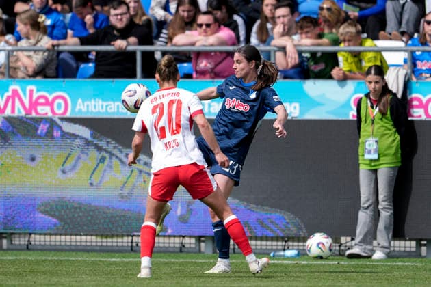 v.li.: Victoria Krug (RBL, 20), Chiara Hahn (TSG, 23), Zweikampf, Spielszene, Duell, duel, tackle, tackling, Dynamik, Action, Aktion, 17.05.2026, Sinsheim (Hoffenheim) (Deutschland), Fussball, Google Pixel Frauen-Bundesliga, TSG 1899 Hoffenheim - RB Leipzig, DFB DFL REGULATIONS PROHIBIT ANY USE OF PHOTOGRAPHS AS IMAGE SEQUENCES AND OR QUASI-VIDEO.
