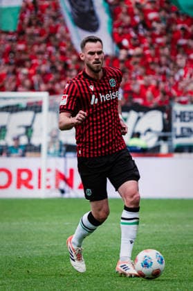 2. Bundesliga: Hannover 96 vs. 1. FC Nürnberg, 17.05.2026 Boris Tomiak (Hannover 96, 3) am Ball; Fußball, 2. Bundesliga, 34. Spieltag: Hannover 96 vs. 1. FC Nürnberg am 17.05.2026 in der Heinz von Heiden Arena, Hannover DFL REGULATIONS PROHIBIT ANY USE OF PHOTOGRAPHS AS IMAGE SEQUENCES AND OR QUASI-VIDEO.