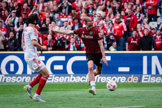 2. Bundesliga: Hannover 96 vs. 1. FC Nürnberg, 17.05.2026 Stefan Teitur Thordarson (Hannover 96, 23) schießt aufs Tor; Fußball, 2. Bundesliga, 34. Spieltag: Hannover 96 vs. 1. FC Nürnberg am 17.05.2026 in der Heinz von Heiden Arena, Hannover DFL REGULATIONS PROHIBIT ANY USE OF PHOTOGRAPHS AS IMAGE SEQUENCES AND OR QUASI-VIDEO.
